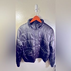 Women’a black  puffer jacket.